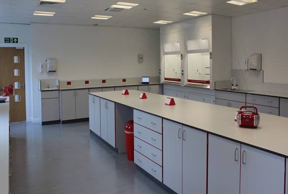 廣州化學(xué)實(shí)驗(yàn)室裝修設(shè)計(jì)過(guò)程中需要注意幾個(gè)要點(diǎn)