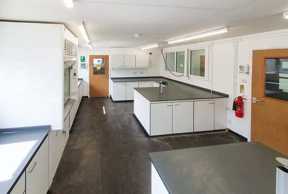 在光學(xué)超凈間實(shí)驗(yàn)室設(shè)計(jì)中如何有效控制溫度和濕度