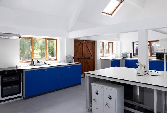 在化學(xué)實(shí)驗(yàn)室裝修中應(yīng)該如何選擇和配置實(shí)驗(yàn)室臺(tái)面材料