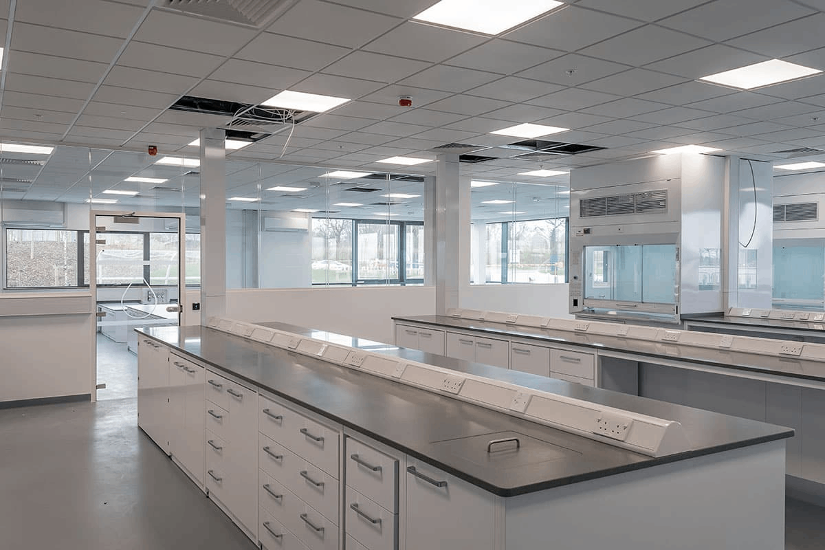 如何保證實驗室吊柜與地柜安裝的穩(wěn)定性和安全性？