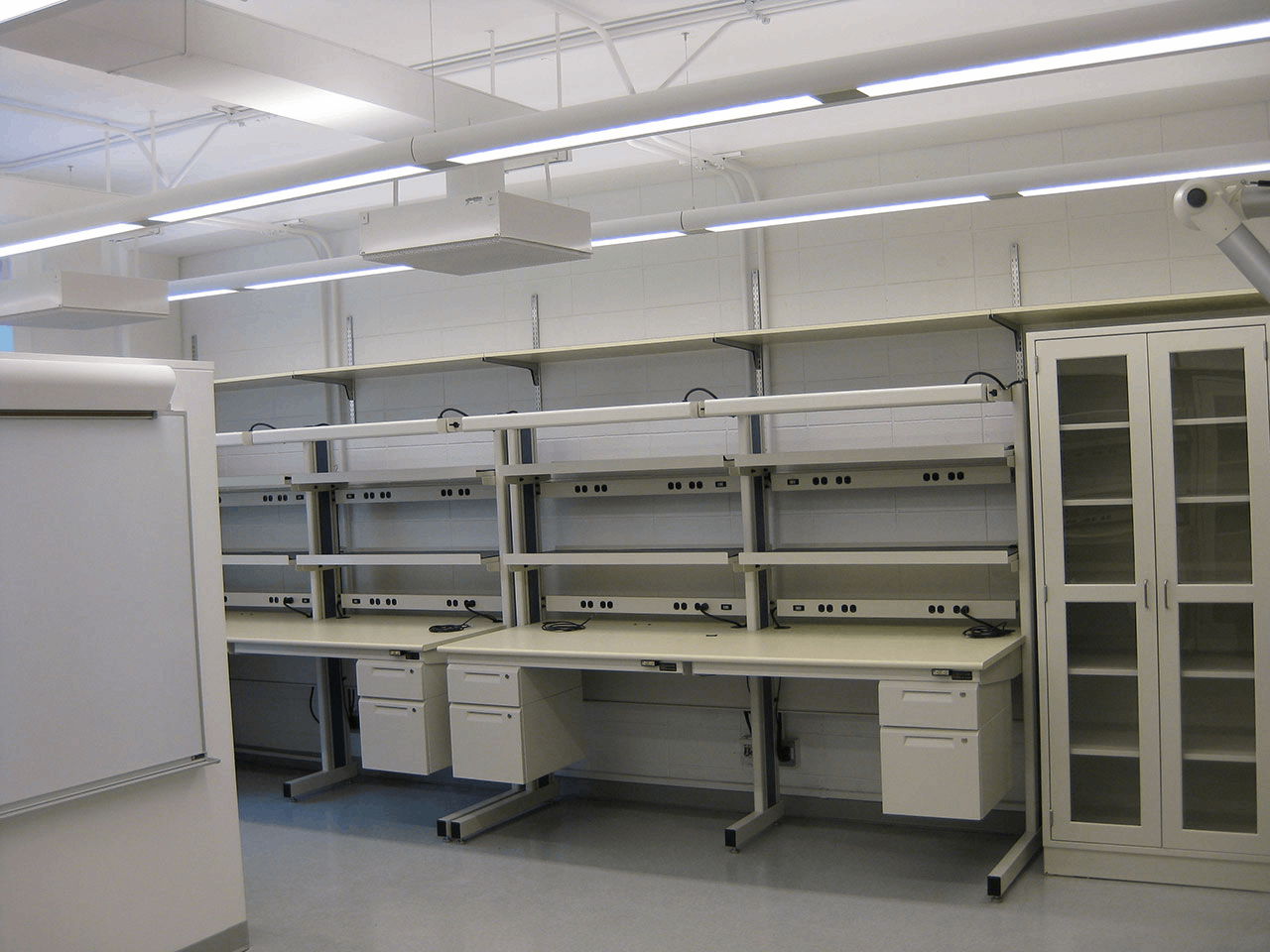 實驗室裝修中實驗臺的定制要點與風(fēng)格選擇
