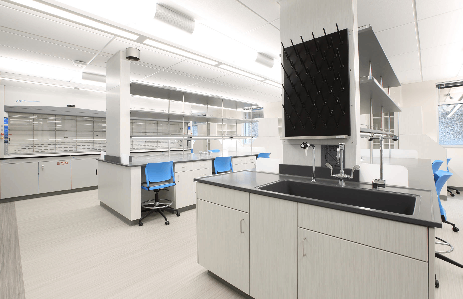 生物安全實(shí)驗(yàn)室裝修避坑指南：布局、通風(fēng)與材料選擇的關(guān)鍵細(xì)節(jié)