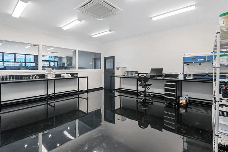 鋰電池研發實驗室防爆設計：從通風系統到防靜電家具的裝修方案