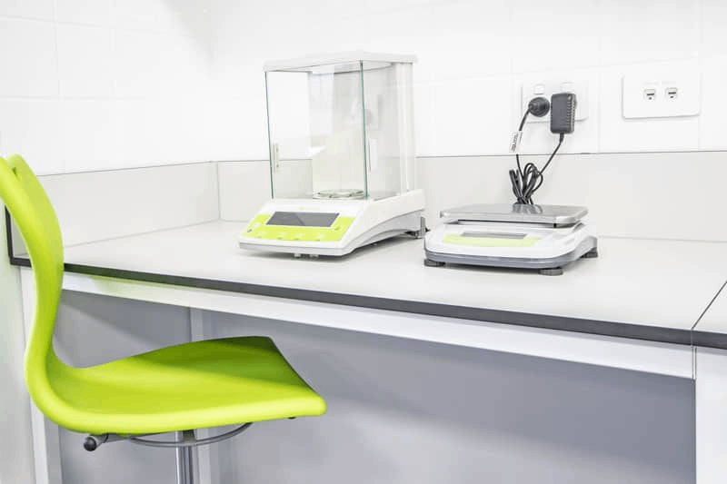 如何選擇適合的實驗室裝修材料：地面、臺面、墻面詳解